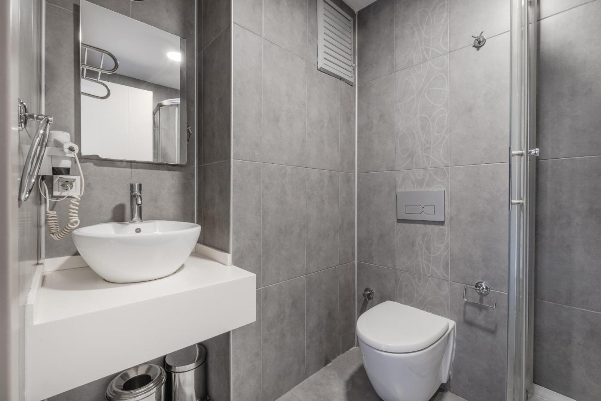 Modern Studio Flat W Balcony In Bagcilar İstanbul